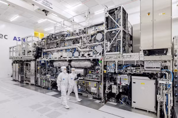 Trung Quốc đã sao chép được máy quang khắc của ASML để tự chế chip tiên tiến?