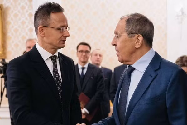 Ngoại trưởng Hungary ‘tuồn tin mật’ từ các cuộc họp của EU cho Nga!?