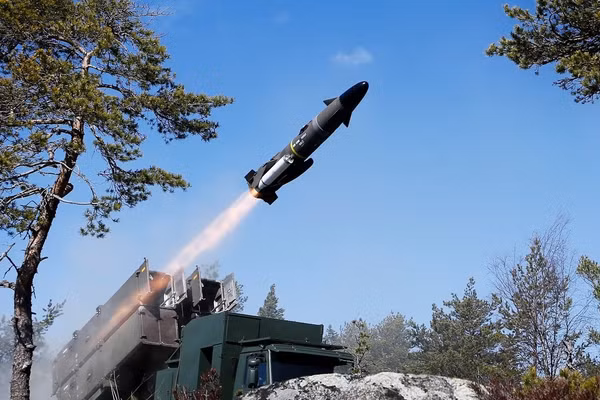 Ukraine tấn công giàn khoan Nga bằng tên lửa chống hạm tối tân của Thụy Điển