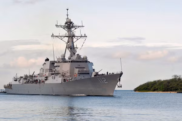 Tàu USS Michael Murphy không dám đi qua eo biển Hormuz vì bị đe dọa tấn công?