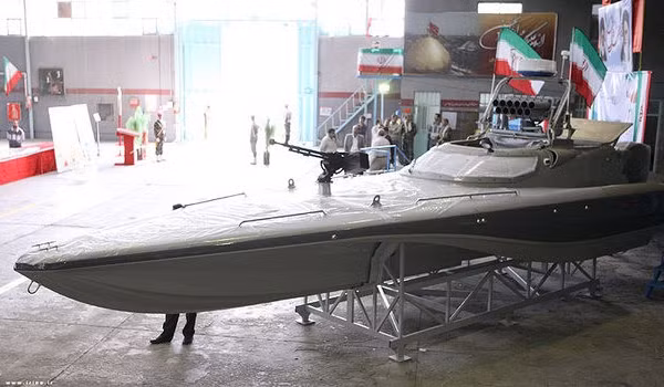 Hàng trăm tàu ​​chiến của Hải quân Iran đủ sức 'xé tan' eo biển Hormuz