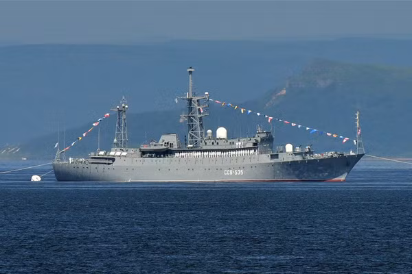 Tàu trinh sát SSV-535 "Karelia" của Nga.
