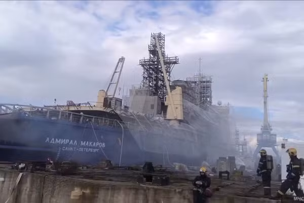 Tàu phá băng Đô đốc Makarov bốc cháy tại xưởng đóng tàu Kronstadt
