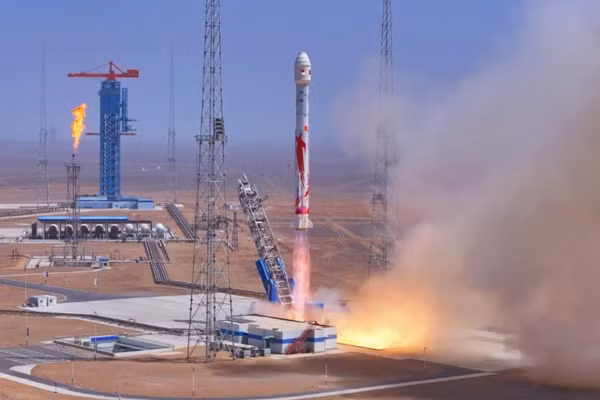 Tên lửa Trung Quốc phát nổ trong không gian ngay sát vị trí vệ tinh Starlink