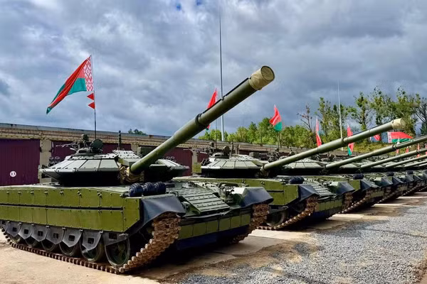 Belarus cấp tốc nhận thêm tiểu đoàn xe tăng T-72BM2 giữa căng thẳng với Ukraine