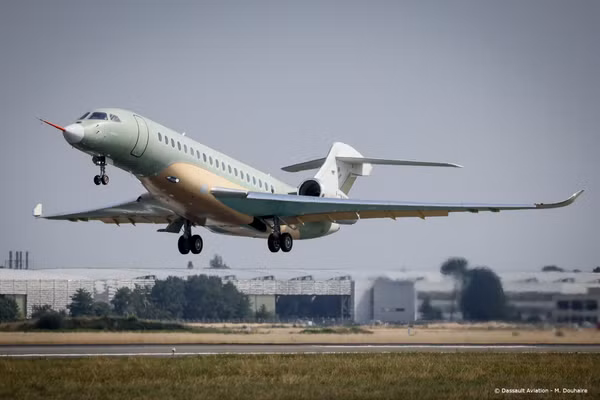 Dassault thực hiện chuyến bay thử nghiệm đầu tiên của máy bay Falcon 10X