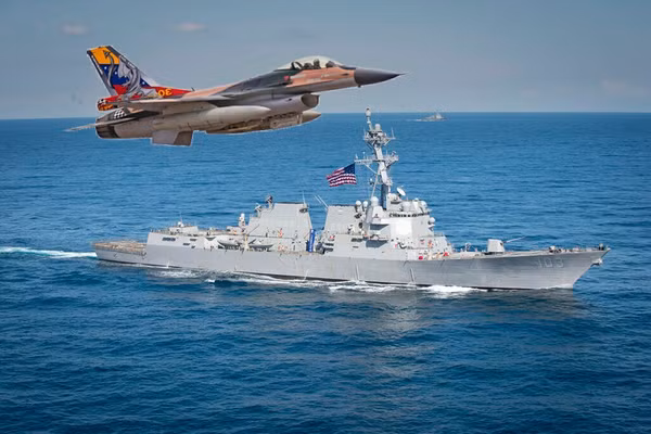 Mỹ cấp tốc điều F-35 sau khi tàu chiến bị tiêm kích Venezuela 'tạt đầu'