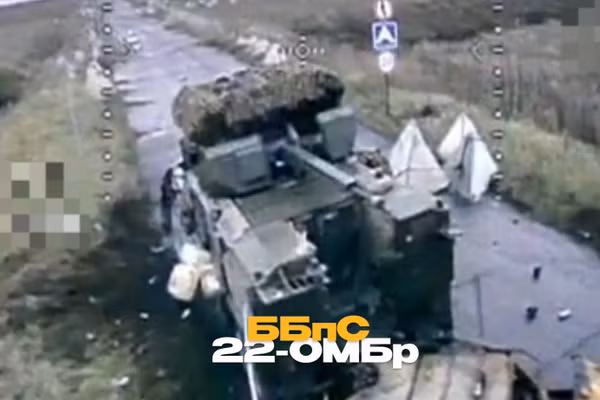 Binh sĩ Ukraine đã phá hủy thiết giáp Typhoon-VDV hiếm gặp trang bị pháo 30mm của Nga