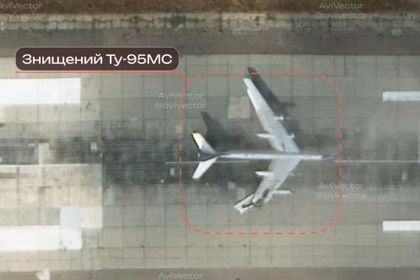 Ảnh vệ tinh xác nhận máy bay ném bom Tu-95MS của Nga bị trúng đạn tại căn cứ Engels-2