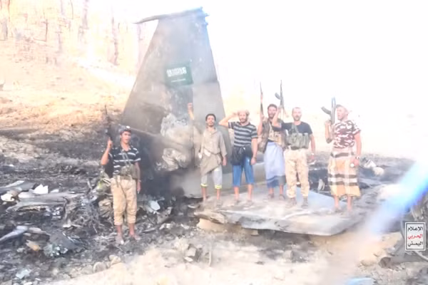 Houthi trưng bày xác tiêm kích F-15 của Saudi Arabia bị bắn rơi