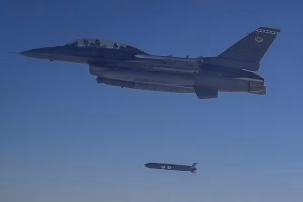 Tiêm kích F-16 Ukraine bắt đầu tấn công dữ dội bằng tên lửa tầm xa 460km