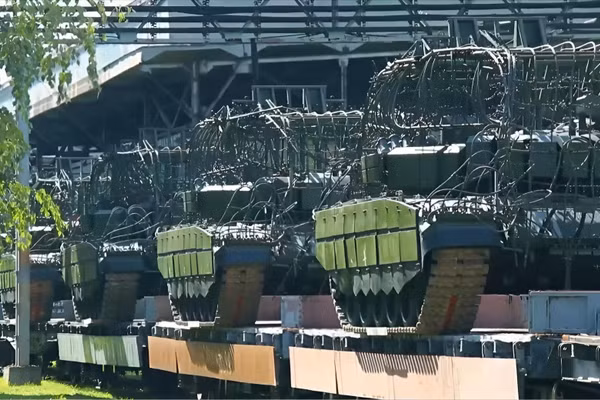 Quân đội Nga nhận lô xe tăng T-90M và T-72B3M kỳ lạ từ Uralvagonzavod