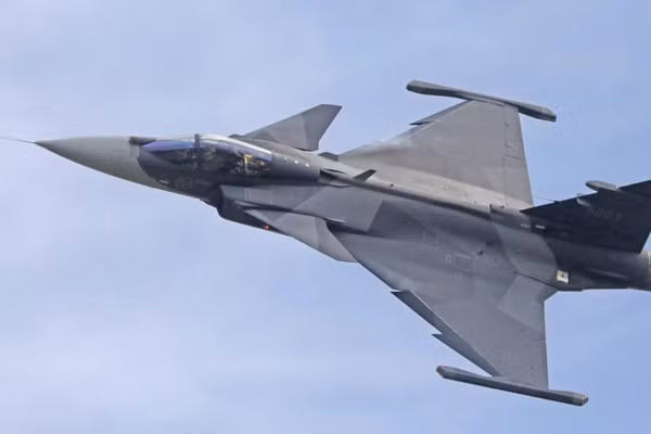 Tiêm kích 2 chỗ ngồi Gripen F lần đầu cất cánh