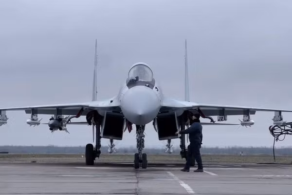 Tiêm kích Su-35 gây sốc khi xuất hiện ở 'chế độ quái thú'