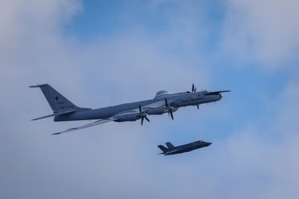 Căng thẳng nghiêm trọng khi Tu-142 của Nga thả phao sonar gần tàu sân bay Anh