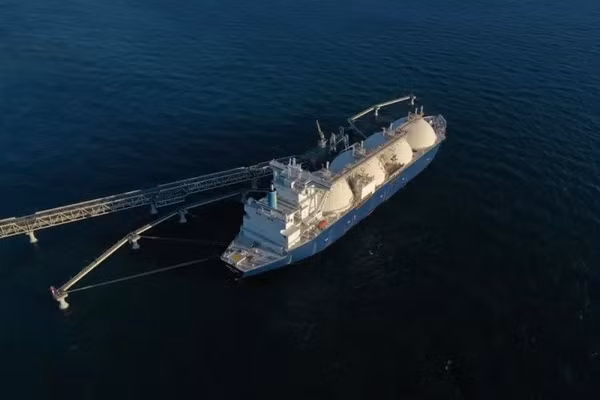 Món quà tượng trưng cho Moskva: Trung Quốc lấy hàng từ Arctic LNG 2