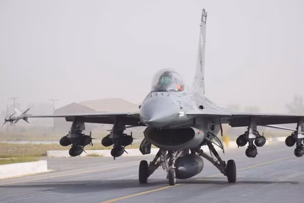 Cách phóng 144 tên lửa ERAM từ 12 máy bay F-16 cùng lúc