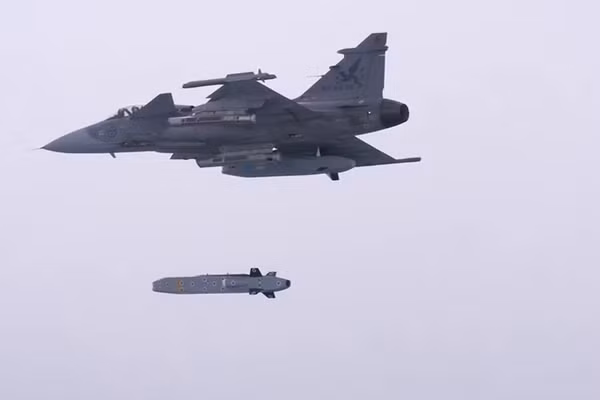 Tiêm kích Gripen C tấn công cực mạnh nhờ tên lửa hành trình Taurus
