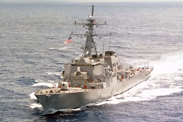 Tàu khu trục USS Benfold của Mỹ gặp sự cố nghiêm trọng