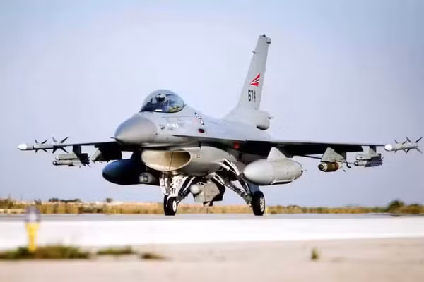Tiêm kích F-16 Ukraine tấn công cực mạnh khi được tích hợp tên lửa IRIS-T