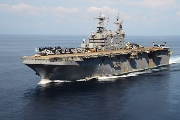 Tàu ​​đổ bộ cỡ lớn USS Peleliu của Mỹ bị xuồng cảm tử đánh chìm