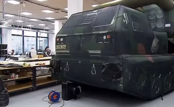 Mô hình bơm hơi không còn đánh lừa được vũ khí hủy diệt trên chiến trường