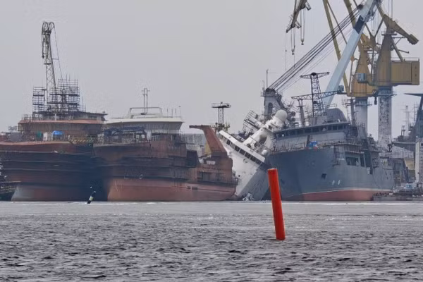 Tàu phá băng chiến đấu tối tân nhất của Nga hỏng nặng sau vụ tấn công