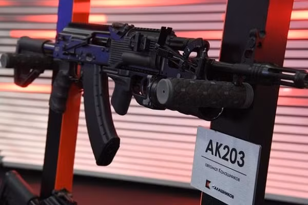 Kalashnikov giao súng trường tấn công AK-203 trước thời hạn