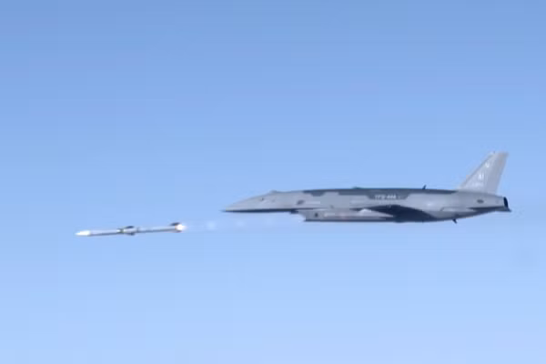 Phi công F-22 lần đầu điều khiển UAV chiến đấu YFQ-44A Fury trong thực tế