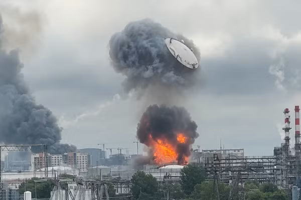 Tên lửa phòng không Nga bắn trượt UAV lao trúng bồn chứa dầu gây thiệt hại nặng
