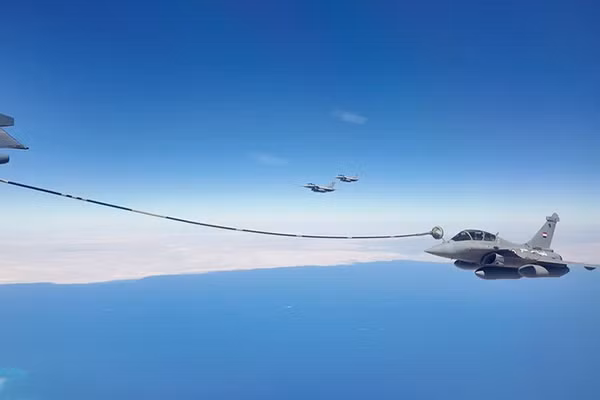 Máy bay YY-20 Trung Quốc gây bất ngờ khi tiếp nhiên liệu cho tiêm kích Rafale