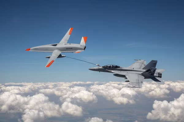 Một máy bay tiếp nhiên liệu không người lái MQ-25 đang "đổ xăng" cho tiêm kích F/A-18.