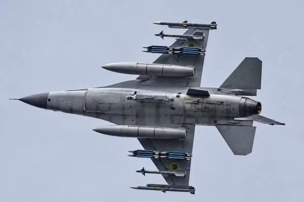 Vì sao bom GBU-39 trên máy bay F-16 không giúp ích gì cho Không quân Ukraine?