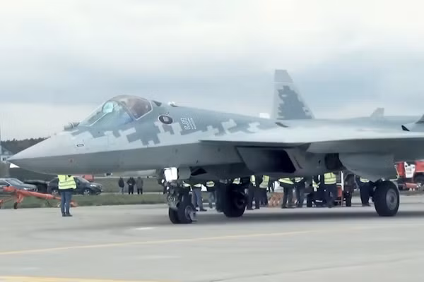 Sự thực UAV cảm tử Ukraine vượt 1.700km phá hủy Su-57 ngay tại sân bay