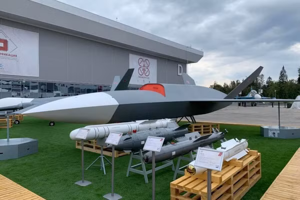 Máy bay không người lái Grom đóng vai trò trợ thủ đắc lực cho Su-34 và Su-57