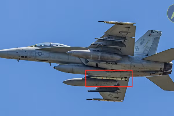 F/A-18F Super Hornet lần đầu được phát hiện mang tên lửa AIM-260 trực chiến