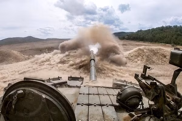 Xe tăng T-80BVM sống sót sau 18 phát bắn từ máy bay không người lái Ukraine