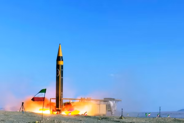 Iran tấn công căn cứ chung của Mỹ và Anh bằng tên lửa tầm bắn 4.000km