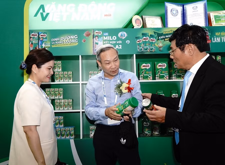 dai-bieu-tham-quan-gian-hang-cua-nestle-milo-tai-trien-lam-quoc-te-nganh-sua-2026.jpg