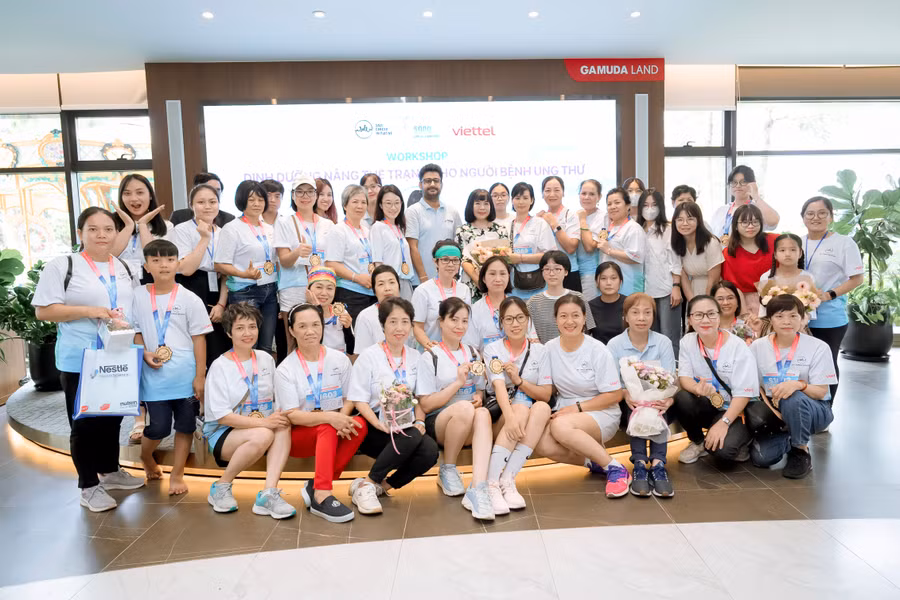 gs-ts-bs-le-thi-huong-cung-cac-benh-nhan-va-nguoi-tham-du-workshop-2223-2969.jpg