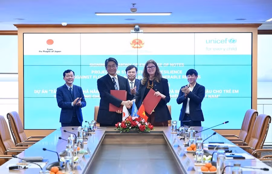 dai-dien-nhat-ban-va-unicef-ky-ket-bo-nnmt-chung-kien-2.jpg