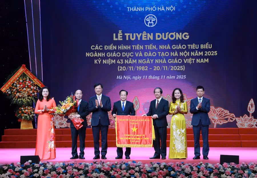 Bí thư Thành uỷ Hà Nội Nguyễn Duy Ngọc, Bộ trưởng Bộ Giáo dục và Đào tạo Nguyễn Kim Sơn trao cờ đơn vị xuất sắc phong trào thi đua và tặng hoa chúc mừng Sở Giáo dục và Đào tạo Hà Nội.