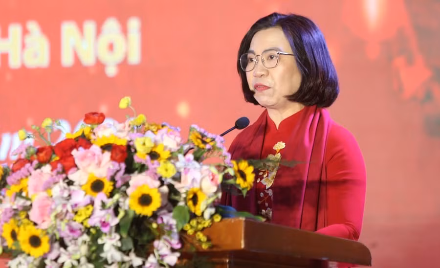 Bí thư Quận ủy Tây Hồ Lê Thị Thu Hằng phát biểu tại buổi lễ.