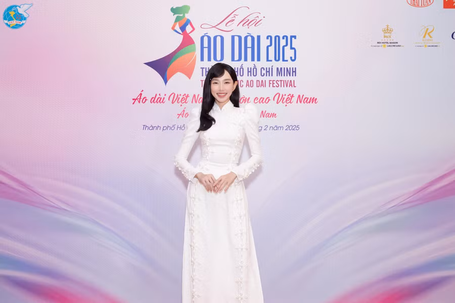 hoa-hau-nguyen-thuc-thuy-tien.jpg