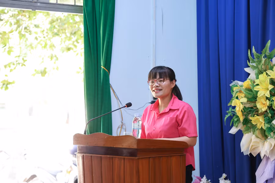 5-tran-hong-diep-giam-doc-quy-vtvv-ho-tro-nguoi-dan-tai-bien-gioi-quang-ngai.jpg