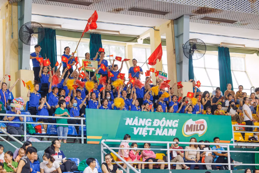 ban-sao-cua-khong-khi-co-vu-soi-noi-tai-khu-vuc-khan-dai-da-tiep-y-chi-cho-cac-em-hoc-sinh-no-luc-thi-dau-het-minh.jpg