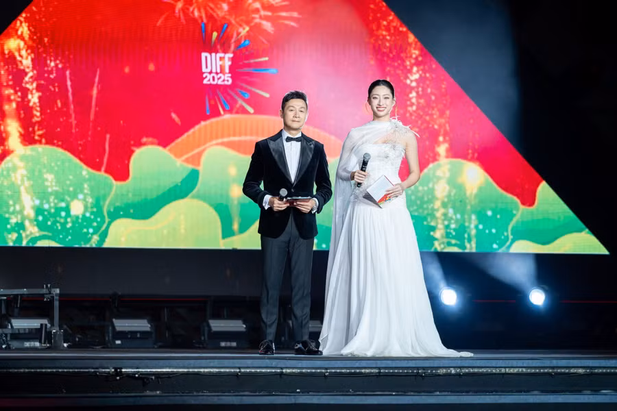 luong-thuy-linh-mc-le-hoi-phao-hoa-quoc-te-da-nang-diff-2025-5.jpg