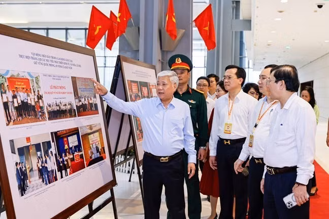 Chủ tịch Ủy ban trung ương Mặt trận Tổ quốc Việt Nam Đỗ Văn Chiến kiểm tra công tác chuẩn bị đại hội tại khu vực triển lãm ảnh. (Ảnh: Mặt trận Tổ quốc Việt Nam)
