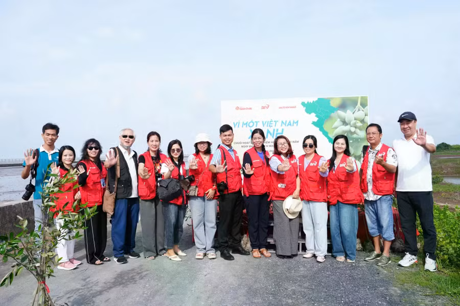 Nhà báo, phóng viên tham gia chương trình "Vì một Việt Nam xanh", trồng 2.025 cây xanh tại xã Lai Hòa (thị xã Vĩnh Châu, tỉnh Sóc Trăng). (Ảnh: Lại Tấn)