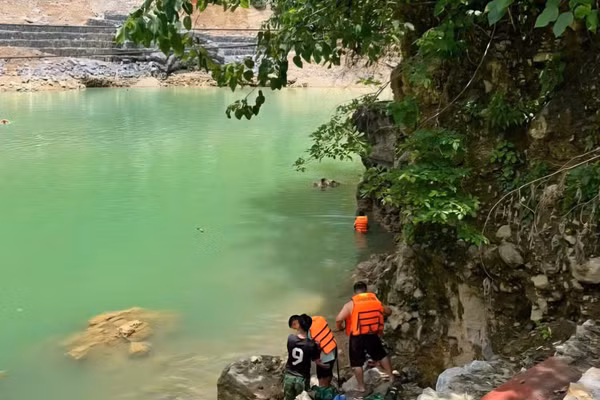 Lực lượng chức năng tìm kiếm nạn nhân tại khúc sông xảy ra sự việc.